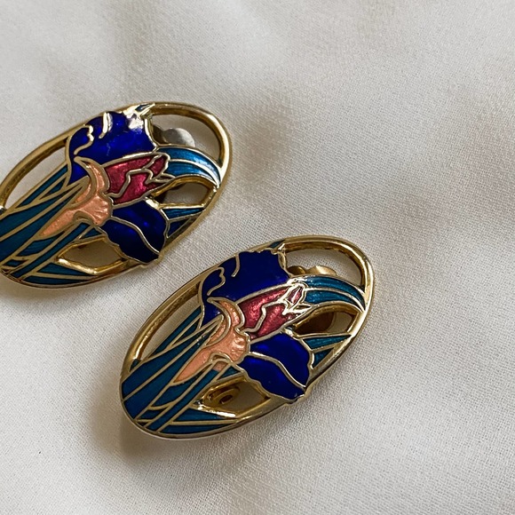 VTG Gold Oval Iris Flower Clip Earrings - Picture 3 of 7